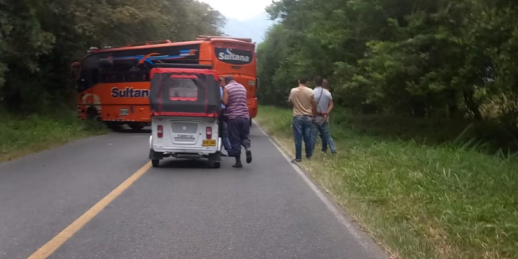 Grupos armados imponen su control en el norte del Cauca y paralizan el transporte