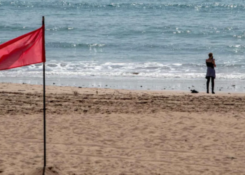 Alerta en las playas del Atlántico: continúan restricciones por peligros en el mar