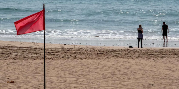 Alerta en las playas del Atlántico: continúan restricciones por peligros en el mar