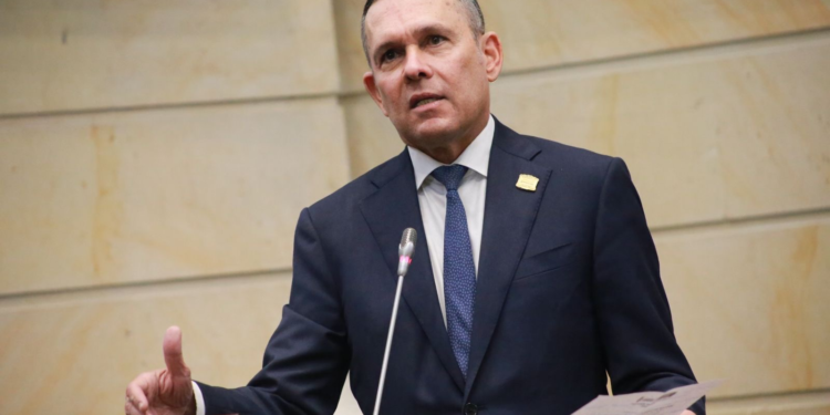 Cepeda exige a Petro que deje de amenazar al Congreso ante críticas y sugerencias de movilizaciones sociales