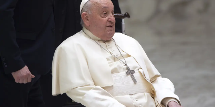 Papa Francisco enfrenta neumonía y un cuadro clínico complejo, según el Vaticano