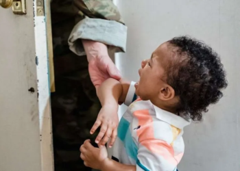 Abuelos colombianos deportados de EE.UU. luchan por recuperar a su nieto de cinco años