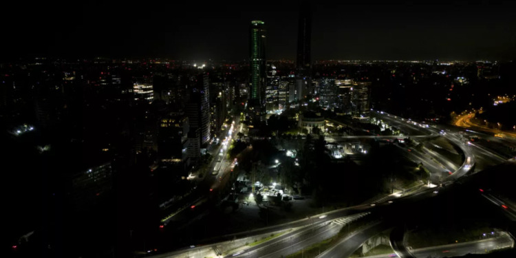 Apagón masivo en Chile: Empresa colombiana señalada como responsable