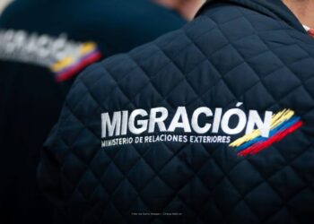 Envían a juicio disciplinario a oficial de Migración Colombia por presunto tráfico de migrantes en el Tapón del Darién