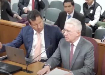 Juez suspende audiencia en juicio contra Álvaro Uribe y señala desacato de la defensa