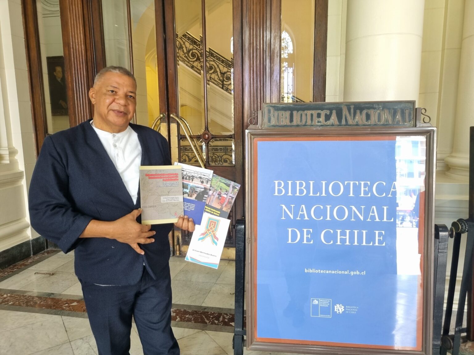 Docente de Uniguajira dona sus libros a la Biblioteca Nacional de Chile ...