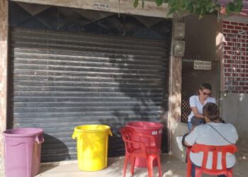 Comunales se toman y cierran las oficinas de Aguas de Albania por falta del preciado líquido