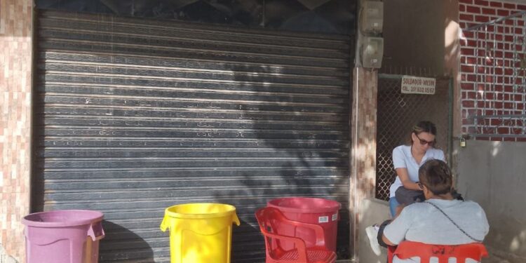 Comunales se toman y cierran las oficinas de Aguas de Albania por falta del preciado líquido