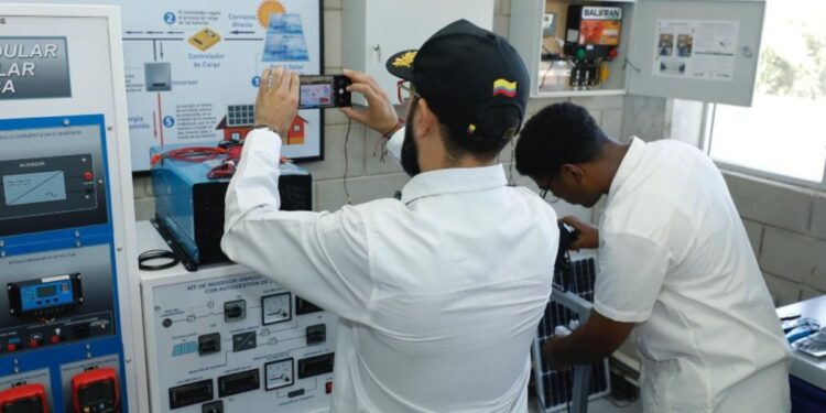 MinEnergía y el FENOGE entregan los primeros laboratorios solares en colegios públicos a nivel nacional