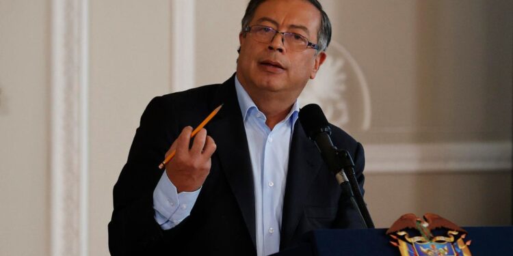 Senadora del partido Centro Democrático denuncia a Petro por traición, espionaje y prevaricato