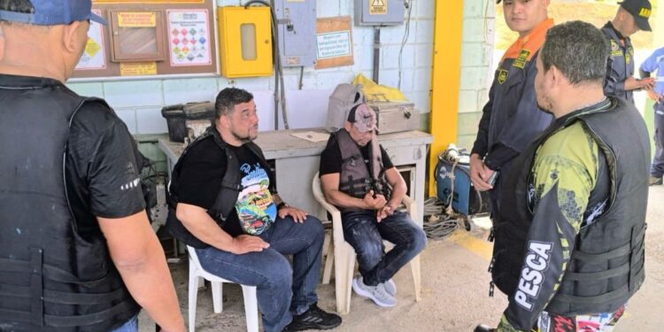 La Dimar y Armada Nacional rescatan a cuatro personas en las aguas del mar caribe
