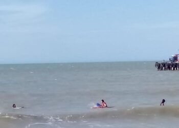 Tres personas fueron rescatadas cuando eran arrastrados por la fuerte corriente en las playas de Riohacha