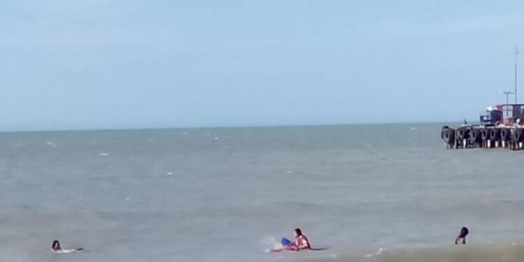 Tres personas fueron rescatadas cuando eran arrastrados por la fuerte corriente en las playas de Riohacha