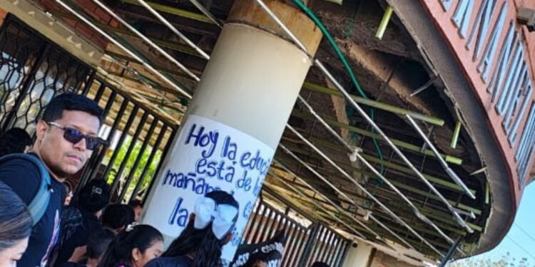Realizan plantón pedagógico por falta de recursos para el Colegio Eloy Segundo Hernández de Papayal