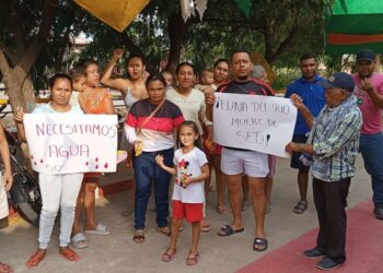 Habitantes del barrio Luna del Río de Cuestecita, protestan por falta de agua