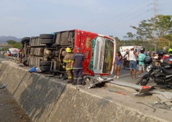 Bus de servicio público sufrió volcamiento en la Troncal del Caribe: se reportan 10 personas heridas
