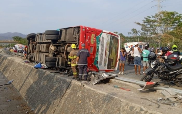 Bus de servicio público sufrió volcamiento en la Troncal del Caribe: se reportan 10 personas heridas