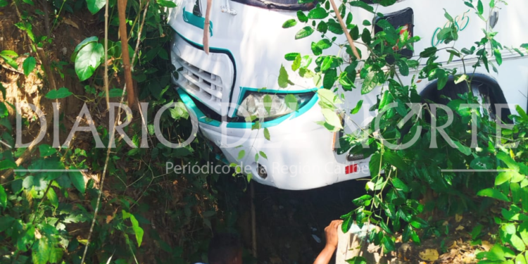 Buseta escolar se sale de la vía en La Guajira: más de 30 estudiantes ilesos