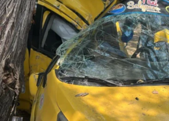 Turistas salieron expulsados tras brutal choque entre taxi y árbol en Santa Marta