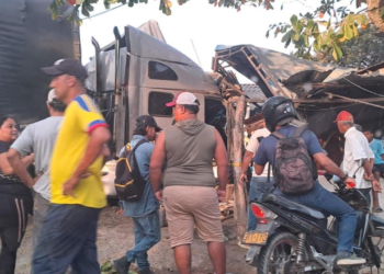 Conductor de tractomula fallece tras chocar contra una tienda en Malambo
