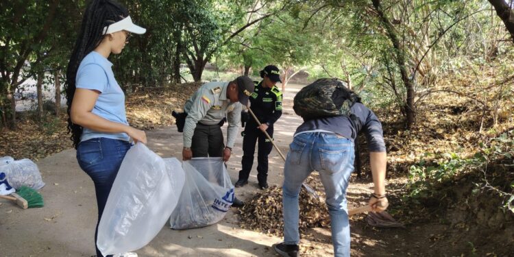Policía de Turismo y Comunitaria conmemoran el Día Mundial del Agua con jornada de limpieza y reforestación en Fonseca