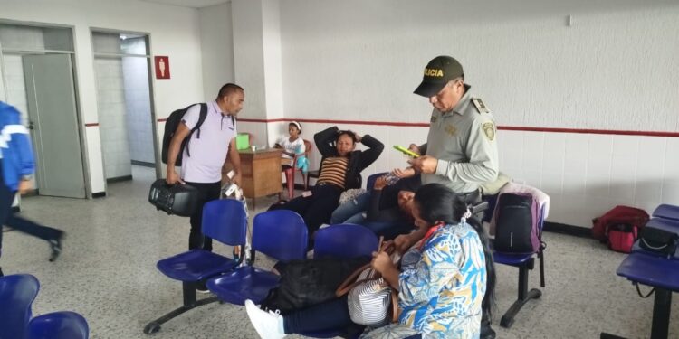 Policía intensifica operativos en terminal transporte de Maicao para prevenir delitos contra menores