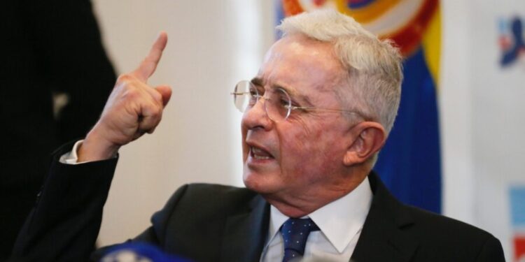 Álvaro Uribe convocó a los colombianos a «rechazar la reforma a la salud en el Congreso y en las calles»