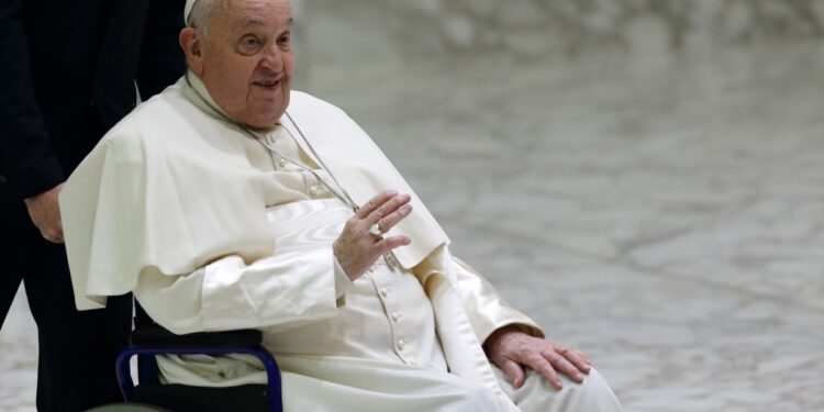 «Ya no está en peligro inminente»: Vaticano confirma mejoría en la salud del Papa Francisco