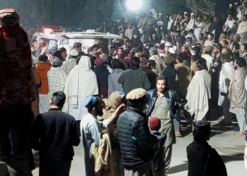 Asalto a base militar en Pakistán deja más de 30 muertos