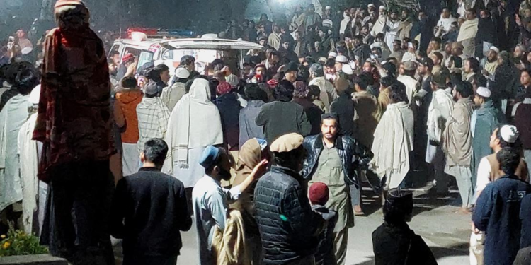 Asalto a base militar en Pakistán deja más de 30 muertos