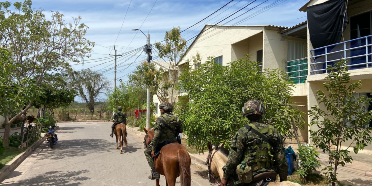 Pelotón montado del Grupo de Caballería refuerza la seguridad y transforma comunidades en La Guajira