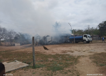 Incendio en zona rural de Albania deja sin hogar a la docente Johana García