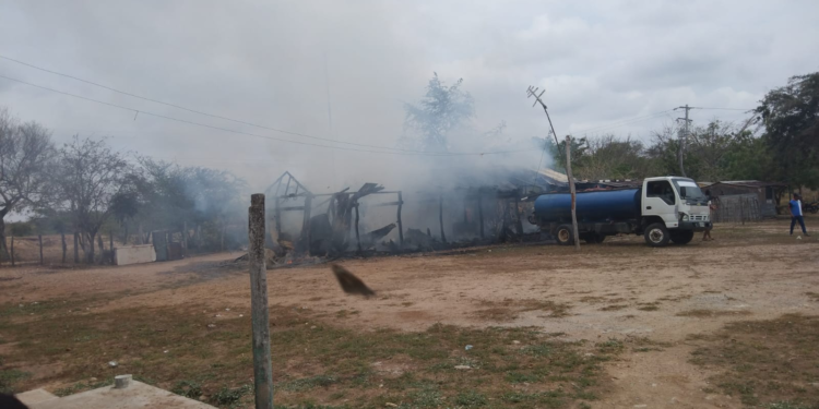 Incendio en zona rural de Albania deja sin hogar a la docente Johana García