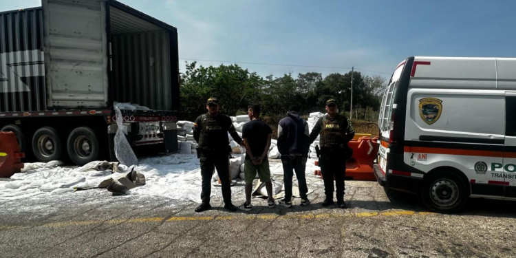 Capturan a dos personas por saqueo de tractomula varada en Bolívar