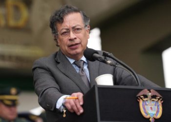 Petro insiste en denuncias sobre almacenamiento de insulina y critica el sistema de salud