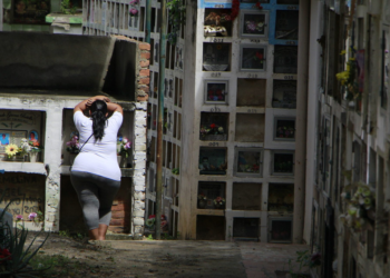 Entregan restos de tres mujeres reportadas falsamente como bajas en combate hace 20 años