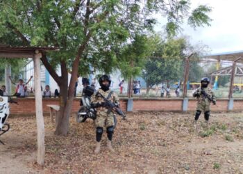 Presuntos integrantes de un grupo armado amedrentaron a trabajadores de una obra de la zona rural de Albania