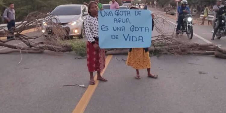 Tras acuerdos entre la Alcaldía de Albania y la comunidad wayuú se levantó el bloqueo en la vía Paradero – Maicao