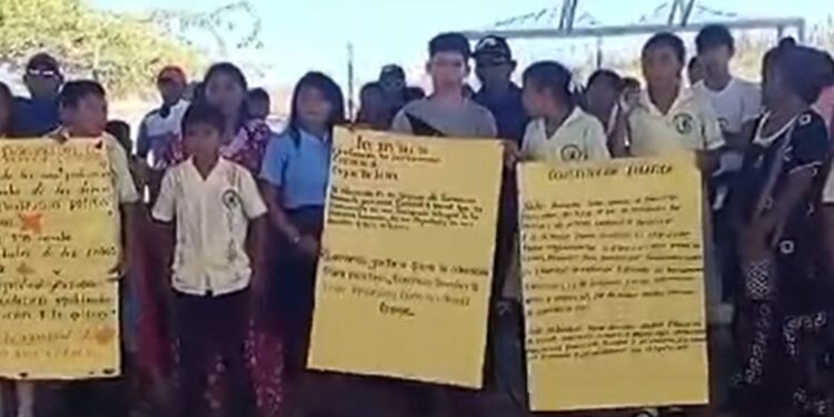 Padres de familia denuncian vulneración de derecho a la educación a niños en Puerto Nuevo – Alta Guajira