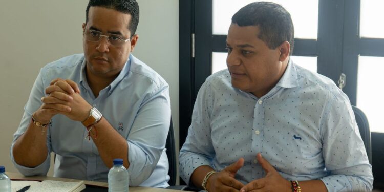 El gobernador Jairo Aguilar Deluque y el alcalde Genaro Redondo se reúnen por el mejoramiento del Distrito