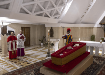 El Vaticano revela primeras imágenes del Papa Francisco en el ataúd; funeral será el sábado