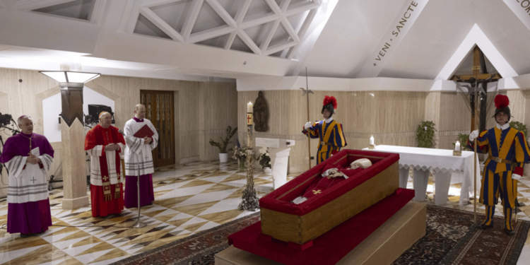 El Vaticano revela primeras imágenes del Papa Francisco en el ataúd; funeral será el sábado