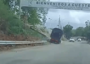 Conductor evita tragedia tras perder frenos en Cuestecitas: camión termina volcado sin dejar heridos