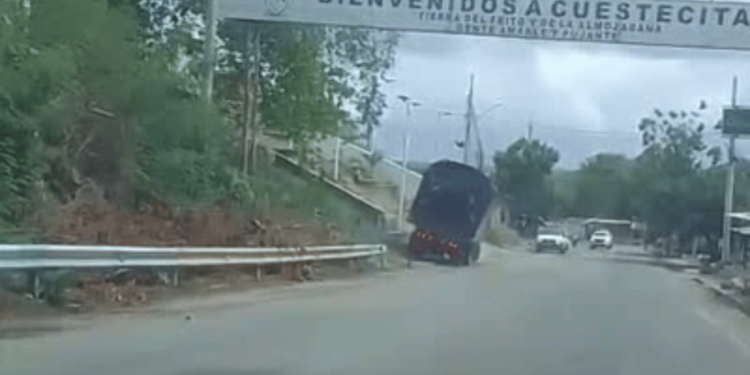 Conductor evita tragedia tras perder frenos en Cuestecitas: camión termina volcado sin dejar heridos