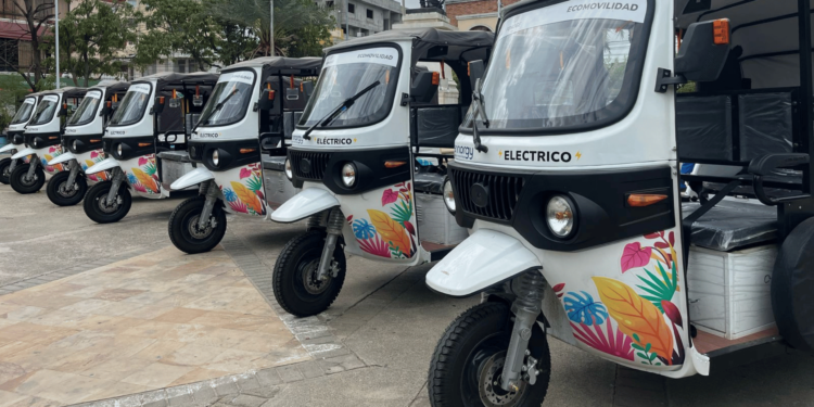 Riohacha impulsa el turismo sostenible con la entrega de 18 motocarros eléctricos a operadores turísticos