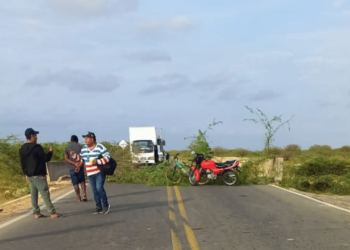 Trabajadores de la Asociación Awanajawa bloquean vías en Manaure por pagos atrasados del DANE