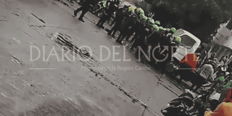 Mototaxistas protagonizan disturbios en Riohacha tras inmovilización de más de 30 motos