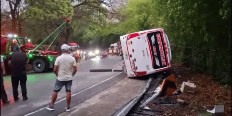 Un muerto y nueve heridos tras volcamiento de bus en la vía Ocaña – Aguachica