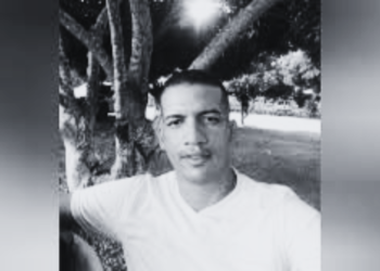 Sicarios asesinan a hombre de dos tiros en la cabeza mientras cenaba frente a su casa en Malambo