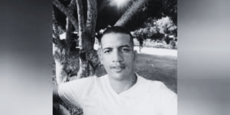 Sicarios asesinan a hombre de dos tiros en la cabeza mientras cenaba frente a su casa en Malambo